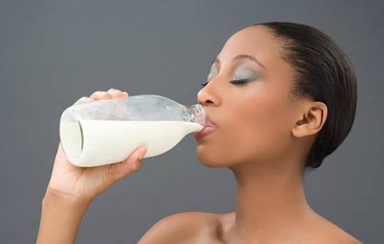 拉肚子能喝牛奶吗 与牛奶相克的食物有哪些