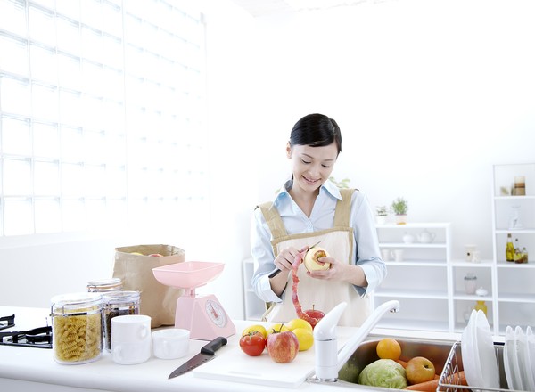 保鲜膜的作用 保鲜膜可以放进微波炉加热吗