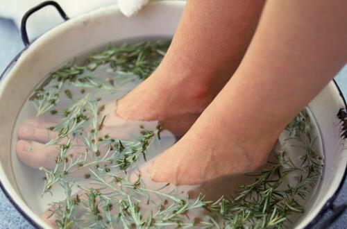艾草泡脚 能有效治疗小病
