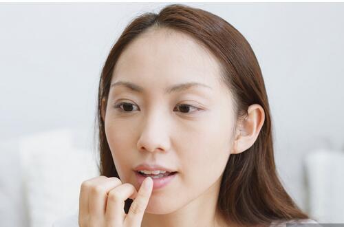 嘴唇干裂 六个小妙招来缓解