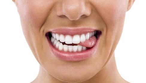 舌头痛是是怎么回事 这些因素导致你舌头疼