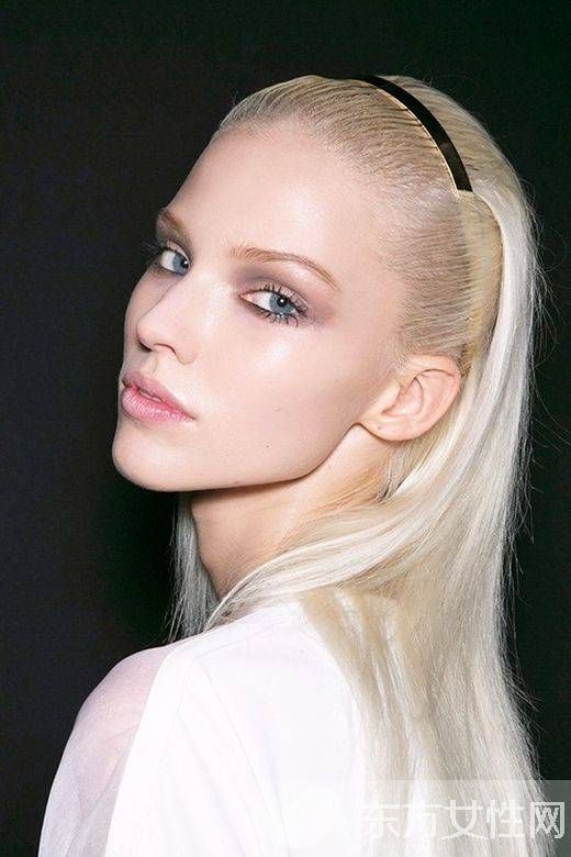 年会装扮小心机 试试今年最流行的金属发饰