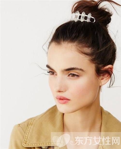 快用别致的发饰给你的丸子头变变样