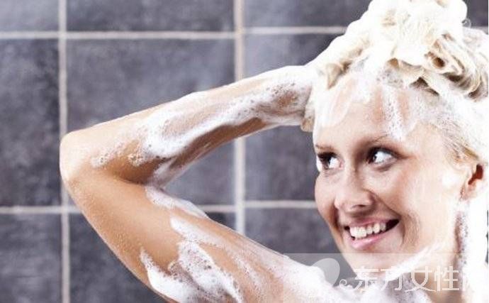 女生晚上洗头好吗 最佳的洗头时间是什么时候