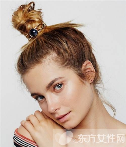 快用别致的发饰给你的丸子头变变样