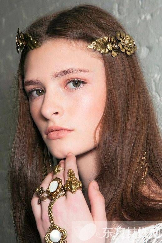 年会装扮小心机 试试今年最流行的金属发饰