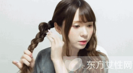 可爱女生羊角盘发教程 卖萌扮嫩的不二之选哦