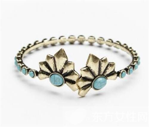 快用别致的发饰给你的丸子头变变样