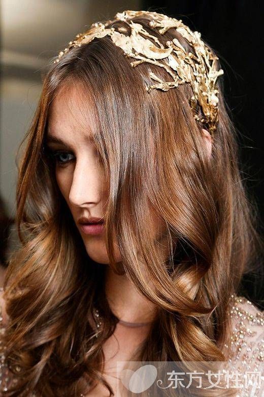 年会装扮小心机 试试今年最流行的金属发饰