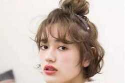 快用别致的发饰给你的丸子头变变样