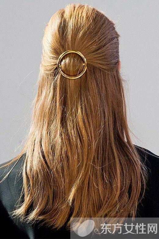 年会装扮小心机 试试今年最流行的金属发饰