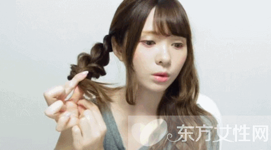 可爱女生羊角盘发教程 卖萌扮嫩的不二之选哦