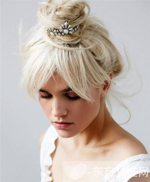 快用别致的发饰给你的丸子头变变样