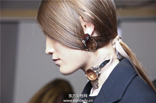 低马尾的几种变化 这样绑立马变小脸