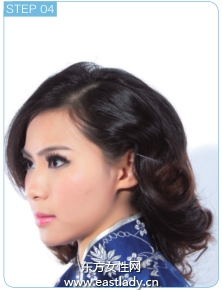 蓬松盘发配上珍珠夹子营造复古风