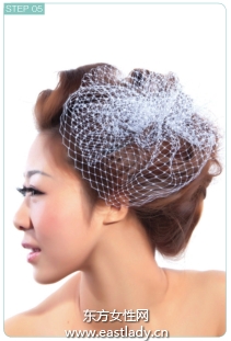 时尚盘发戴上网纱增加朦胧感