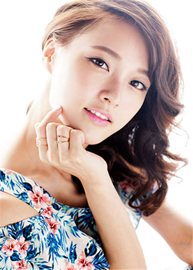 侧拨发不再只能性感 简单3招让你成为百变女王