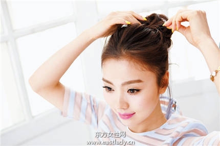 松软发搭配时髦眼镜 清纯又性感