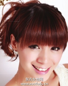 层次感单侧辫营造亲巧感