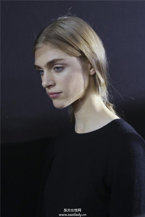 低马尾的几种变化 这样绑立马变小脸