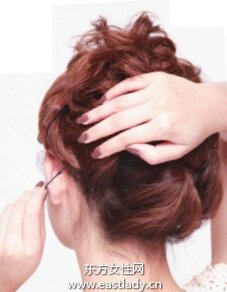 局部旋拧高盘发 减新淡雅减龄发型