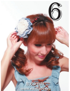 螺旋俏卷双辫搭配花朵发箍找回活力与纯朴