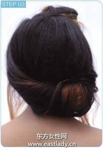 珍珠夹子点缀盘发韵味十足