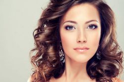 卷发如何打理更卷更好看 简单8个步骤