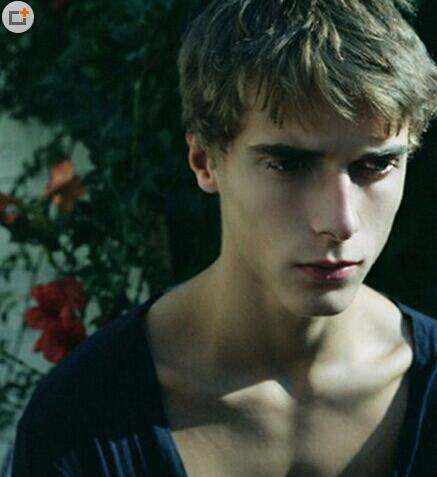 英伦风欧美男生定位烫 发型图片介绍