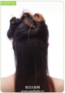 额头珍珠饰品点缀发型很有女人味