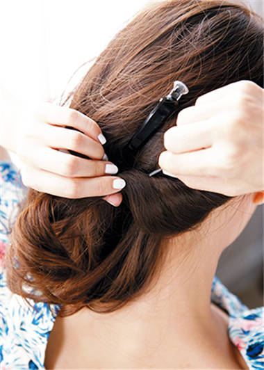 侧拨发不再只能性感 简单3招让你成为百变女王