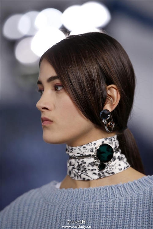 低马尾的几种变化 这样绑立马变小脸