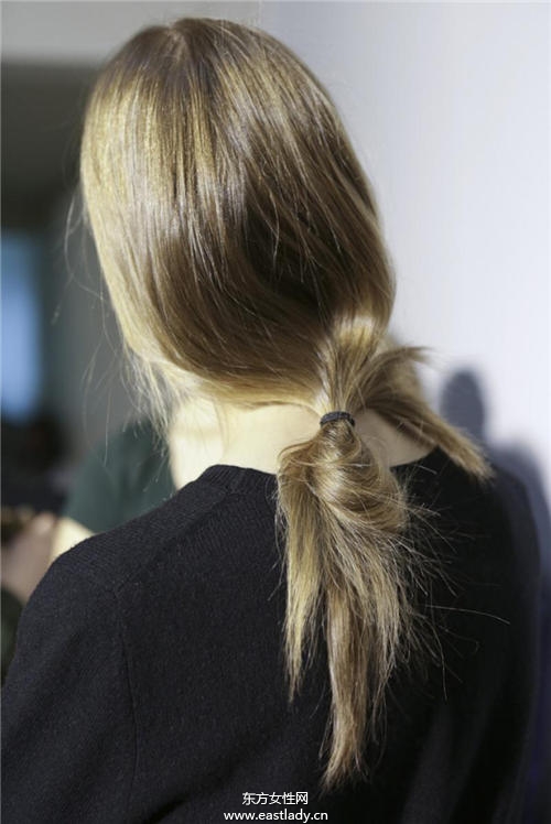 低马尾的几种变化 这样绑立马变小脸