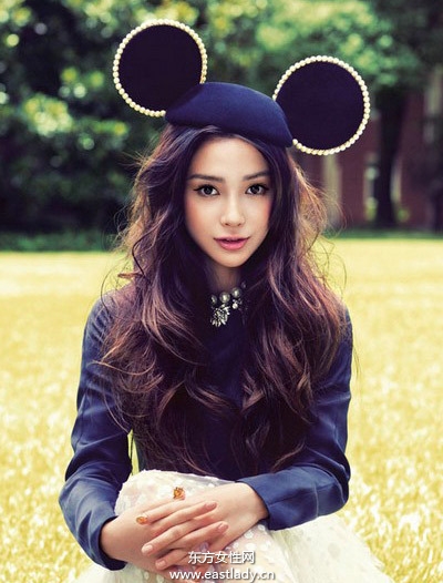 Angelababy展示新发型俏皮可爱
