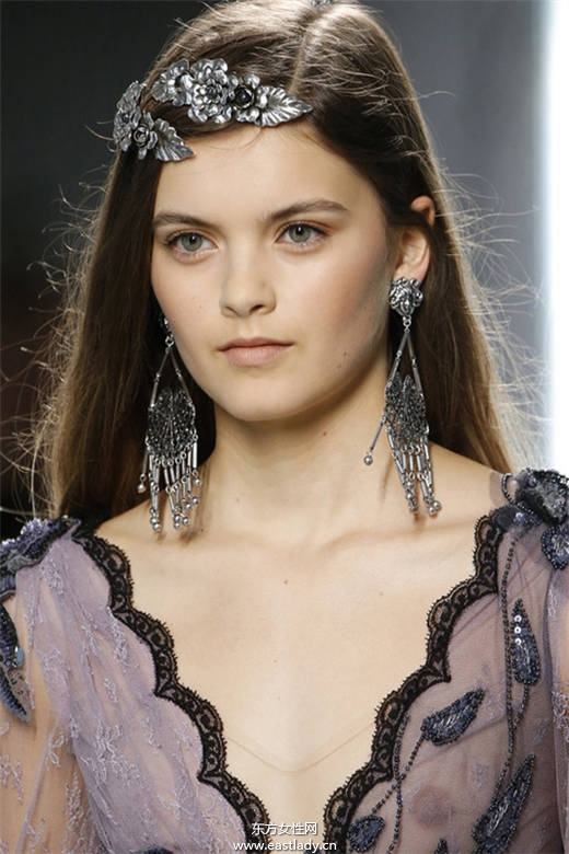 6种方式教你用发夹打造最潮流发型