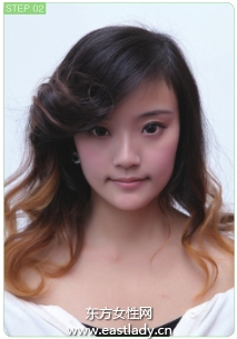 日系卷发发型搭配蝴蝶结居家好女人