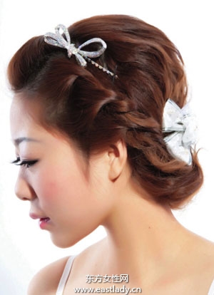 韩式盘发搭配蝴蝶结做性感美少妇