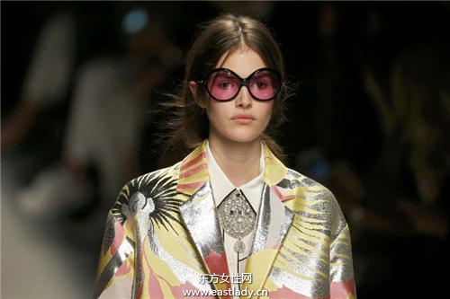 低马尾的几种变化 这样绑立马变小脸