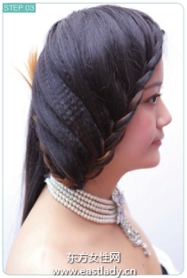 双侧三股辫配上皇冠与项链使发型更加奢华