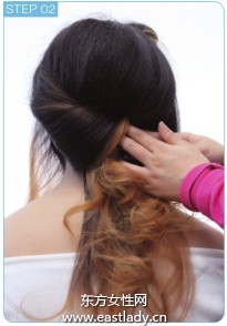 珍珠夹子点缀盘发韵味十足