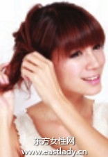 层次感单侧辫营造亲巧感