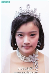 双侧三股辫配上皇冠与项链使发型更加奢华