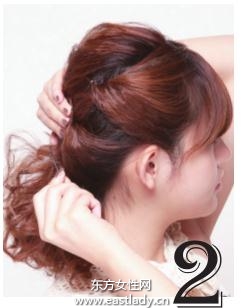 后侧公主盘发发型 呈现清晰脸部轮廓