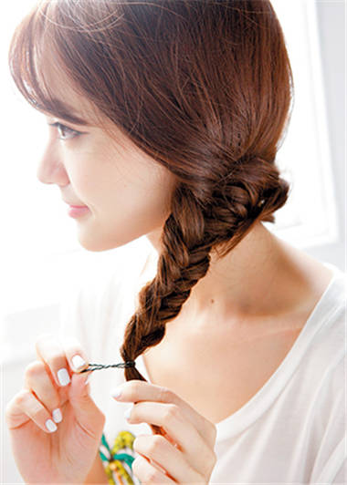 侧拨发不再只能性感 简单3招让你成为百变女王