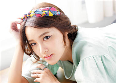 侧拨发不再只能性感 简单3招让你成为百变女王