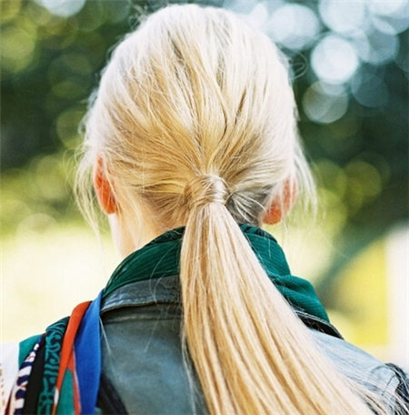 马尾+围巾今冬发型就这样设计