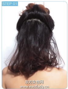 蓬松盘发配上珍珠夹子营造复古风