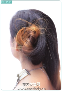 双侧三股辫配上皇冠与项链使发型更加奢华