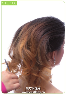 额头珍珠饰品点缀发型很有女人味