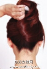 层次感单侧辫营造亲巧感